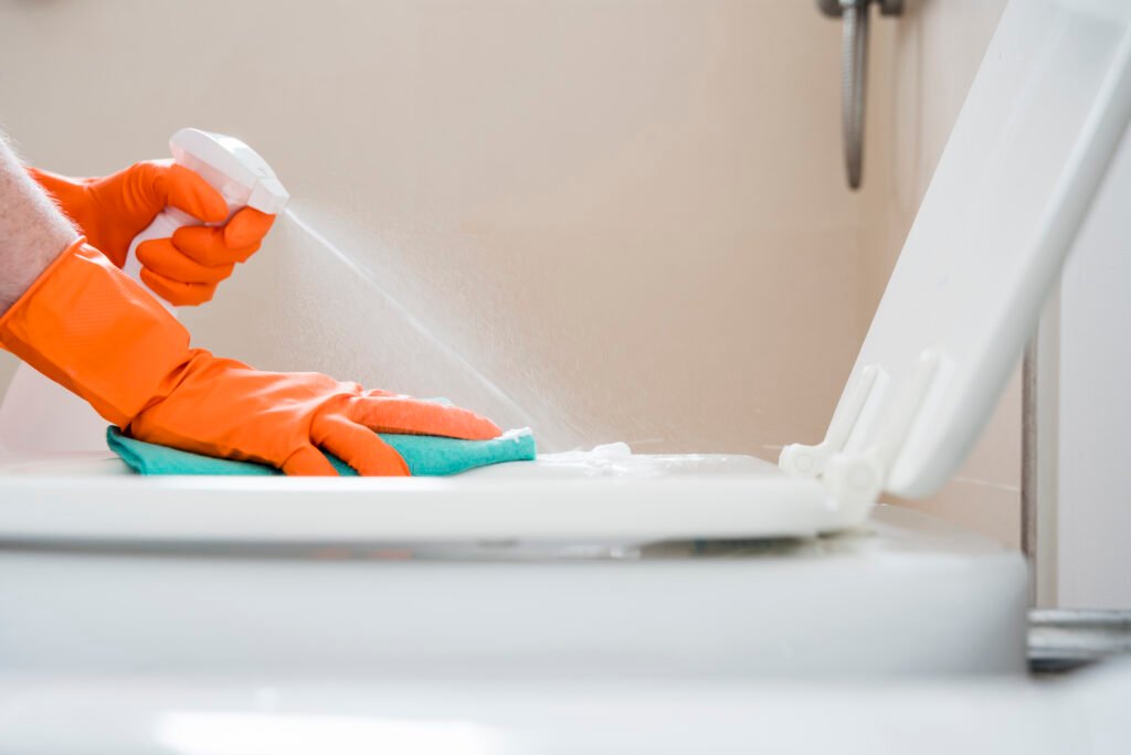 Imagem atual: vaso sanitário limpo após tirar manchas com solução caseira de vinagre e bicarbonato