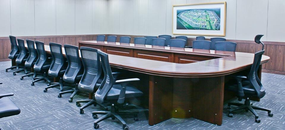 Como escolher a mesa para a sala de reuniões?
